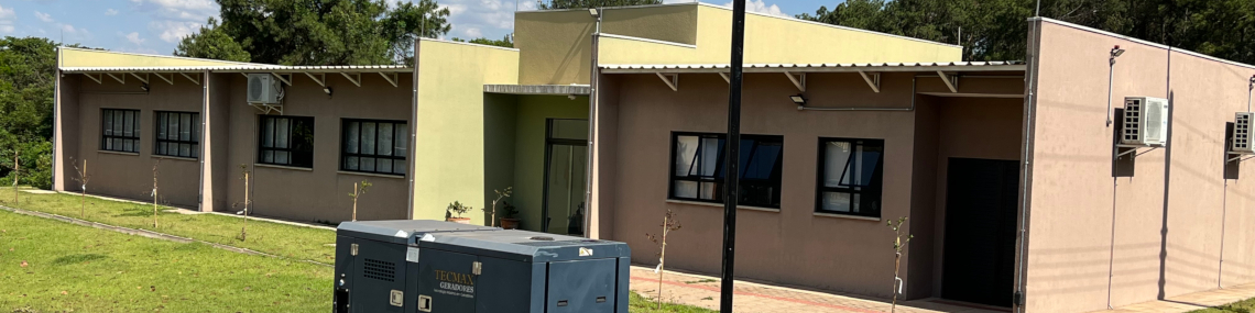 Prédio da sede do Instituto Nacional de Ciência e Tecnologia dos Hymenoptera Parasitoides, na UFSCar em São Carlos – SP. Fotos e logotipo: Luciana Bueno dos Reis Fernandes.