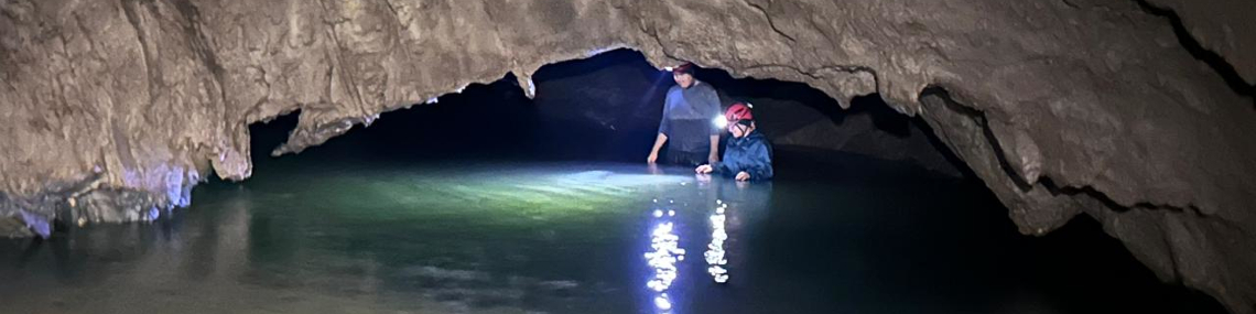 Pesquisadores à procura de exemplares da fauna de cavernas para estudos